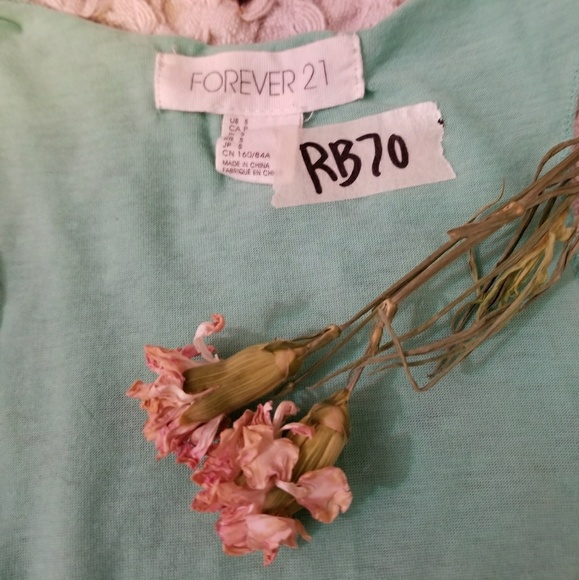 🌻🌺🌻FOREVER 21 RACERBACK TANK TOP!! - Picture 4 of 5